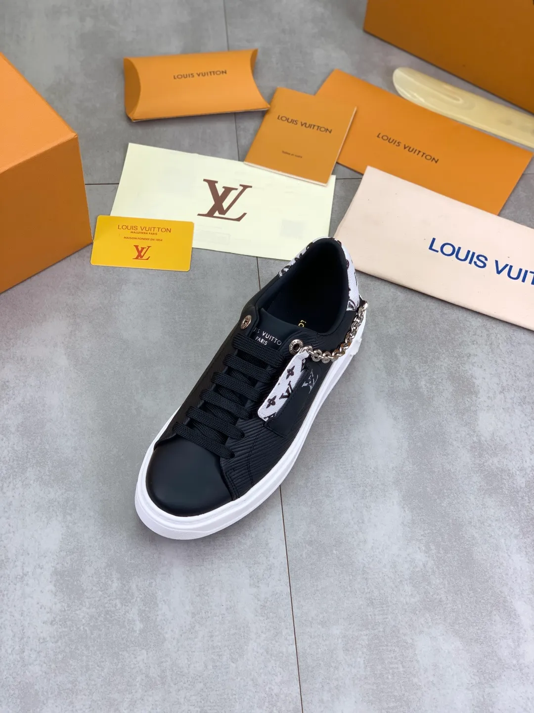Men's men's shoes 💰P700 new style 💶 top version [LOUIS VUITTON] couple 🧑‍🤝‍🧑 craft style counter series (original order) new style 🍀LV Louis Vuitton - top version LV classic high-top trendy shoes! Made of imported original craft calfskin, original breathable lining, and original wear-resistant, lightweight, high-end TPU outsole! High quality products! 3️⃣ colors are available, size: female 35-39, male 39-44 (female 40, male 45 customized)